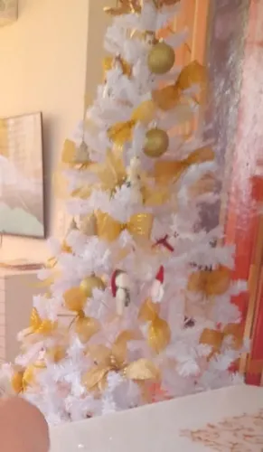 Vendo árvore de natal branca,grande e com decoração completa.