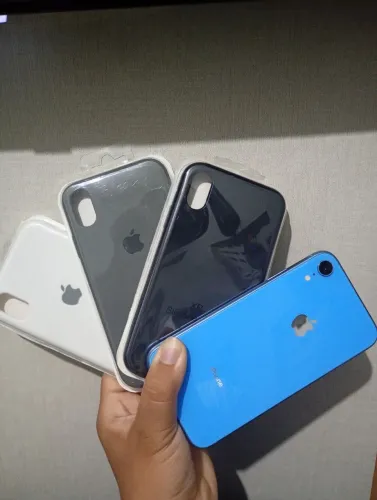 iPhone xr com três capinhas e com película e carregador
