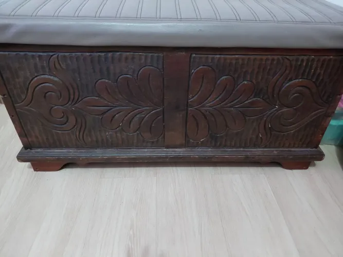 Vende se Baú de madeira rústica, ótima para guardar suas coisas,colocar nos pés da cama.