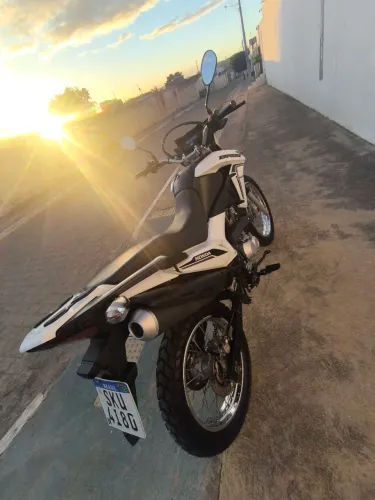 Honda NXR Bros 160, moto muito nova, zelada, sou o segundo dono.