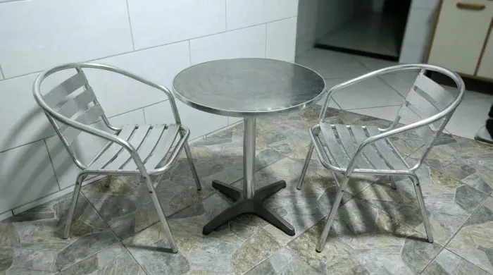 Conjunto de mesa e cadeira