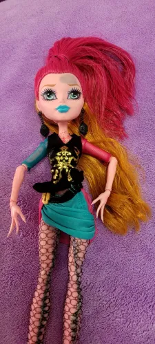 GIGI GRANT - Lançada em 2014 pela Mattel - possui uma manchinha na testa