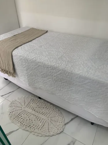 Cama solteiro com colchão e cabeceira ?  