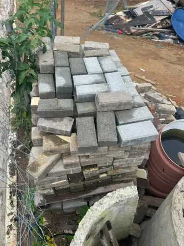 Blocos intertravados e canaletas de concreto
