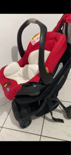Carrinho de bebê e bebê conforto com o suporte 
