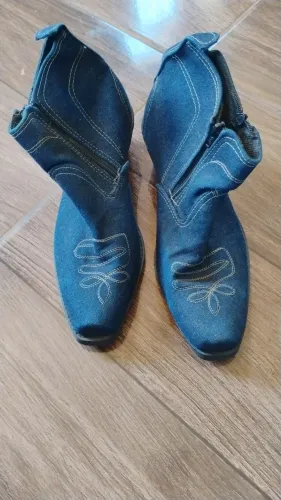 Bota nunca usada troco em tenes 42numero dela tênis tem que ser 42 também