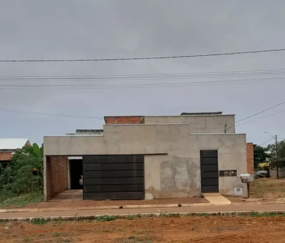 VENDE-SE CASA