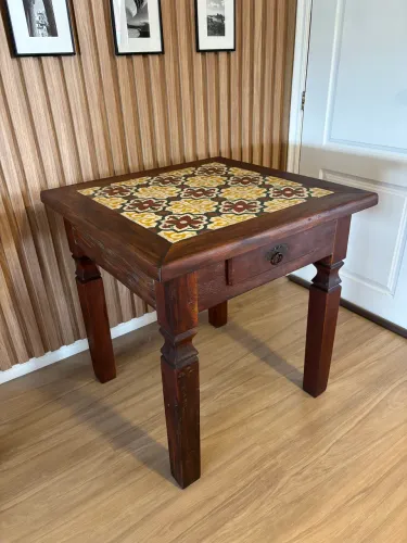 Mesa com ladrilho hidráulico