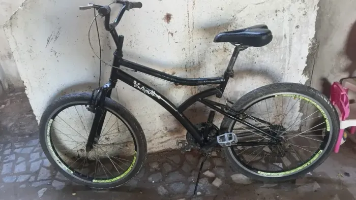 bicicleta, freios V-Brake, 26" e 21 marchas dupla suspensão (dianteira e central), R$300,0