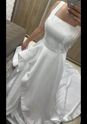 Vestido de noiva com véu