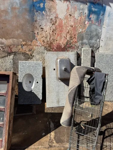 Pias de Banheiro e janelas em madeira retrô. Grades em ferro.