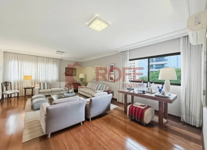 Apartamento de 240m², à venda em Moema, fora de rota, com 3 suítes e 4 vagas fixas