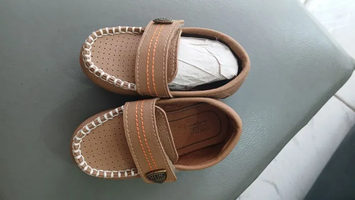 Calçados e roupas infantis