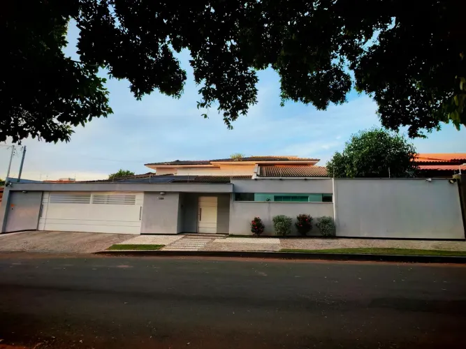 Casa na Divinéia | 3 Suítes + 1 quarto/escrit. | Energia fotovolt. | 720m² de Terreno I