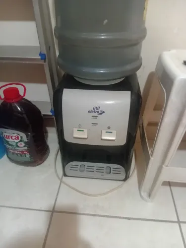 Vendo bebedouro com garrafão