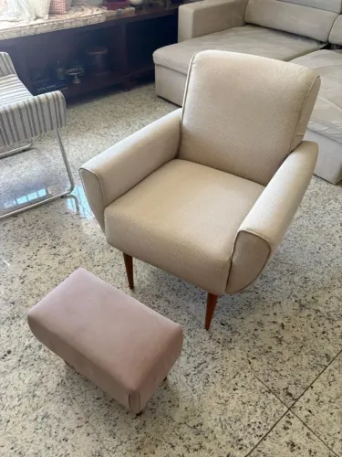 Poltrona e puff em tecido e pés de madeira