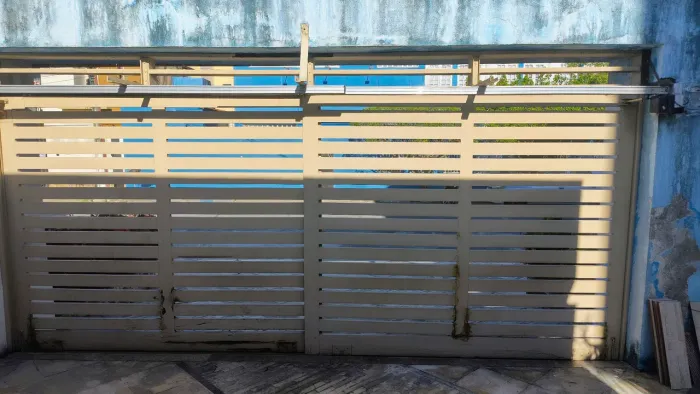 Portão de Madeira de Correr Duplo + Porta Social + Trilhos