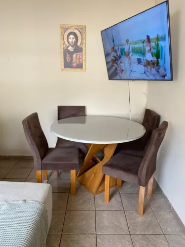 Mesa de jantar redonda com 6 cadeiras semi nova