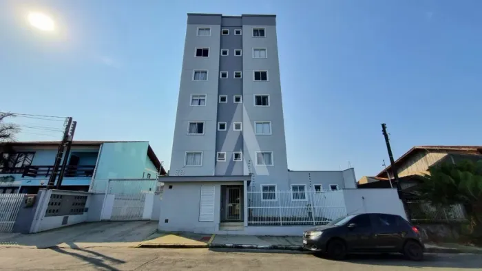 Apartamento com 2 quartos sendo 01 suíte e churrasqueira interna no Floresta.