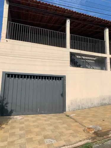 Aluga-se Sobrado