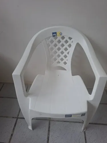 Vendo 2 cadeiras de plástico (tipo poltrona)