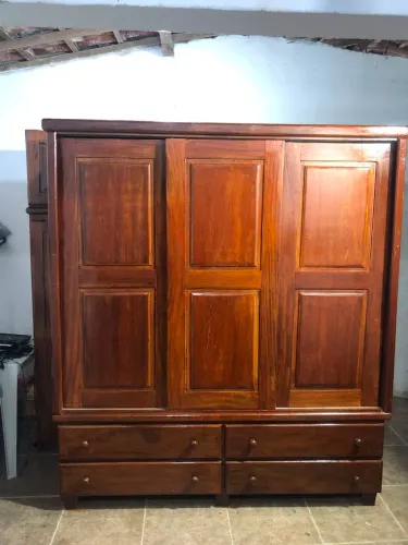 Guarda roupa de correr madeira angelim pedra semi novo pra vim buscar aqui em prazeres