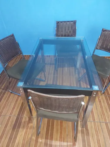 Mesa tampa de vidro com 4 cadeiras 