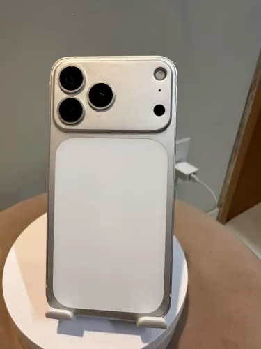 iPhone 12 transformado em 17 Pro