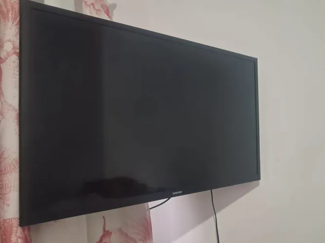 TV Samsung 32 polegadas led com SUPORTE articulado.