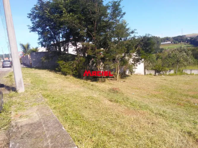 Terreno em Taubaté com 1.100 metros, pequeno declive, rua com asfalto, próximo a Dutra e v