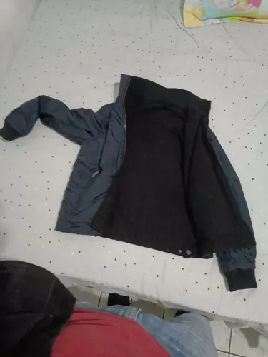Vendo jaqueta semi novo n tem n rasgo n furo zip tudo completinho focionando 