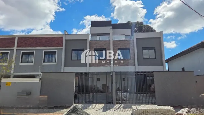 TRIPLEX COM QUARTO E BANHEIRO COMPLETO NO TÉRREO