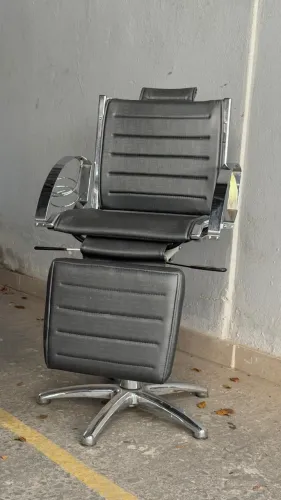 **Cadeira de Maquiadora Reclinável Van De Velde**  Cadeira profissional reclinável da marc