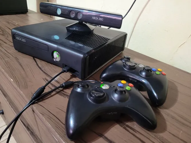 Xbox 360 Slim + Kinect + 2 controles + 2 Jogos Originais