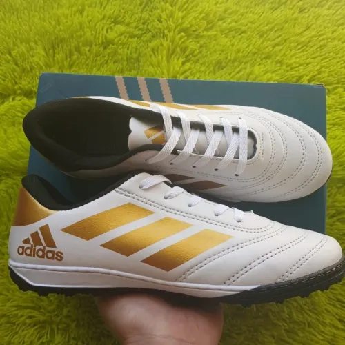 Chuteira adidas