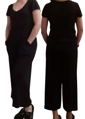 Calça preta pantcourt com bolsos