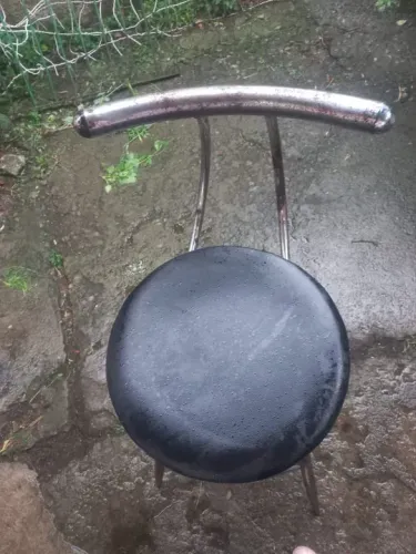 Cadeira de Metal com Assento Preto