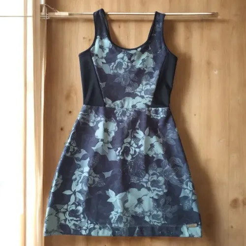 Vestido Regata, Florido,Tamanho P, comprimento MidI- Marca Chica Filó