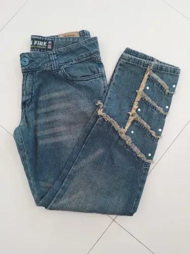 Calça Jeans Feminina com detalhes bordados