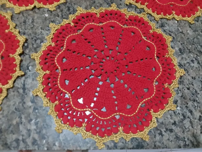Sousplat de crochê vermelho com dourado, com 4 peças (jogo americano)