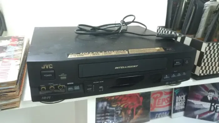 Aparelho Video K7 Cassete, da JVC, antiguidade, no estado. E outros.