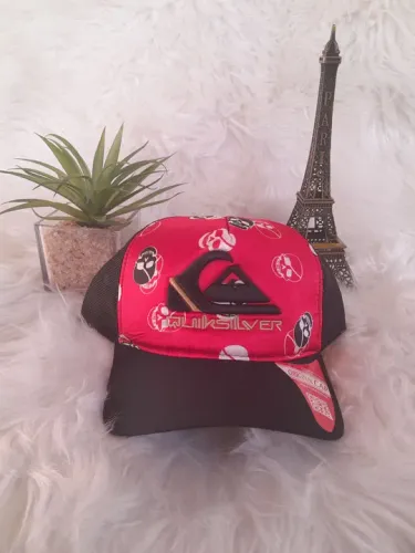 BONÉ QUIKSILVER VERMELHO E PRETO METADE DE REDINHA