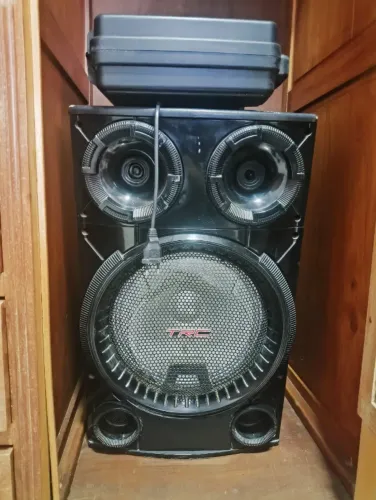 Caixa de som TRC acompanhada com Microfone