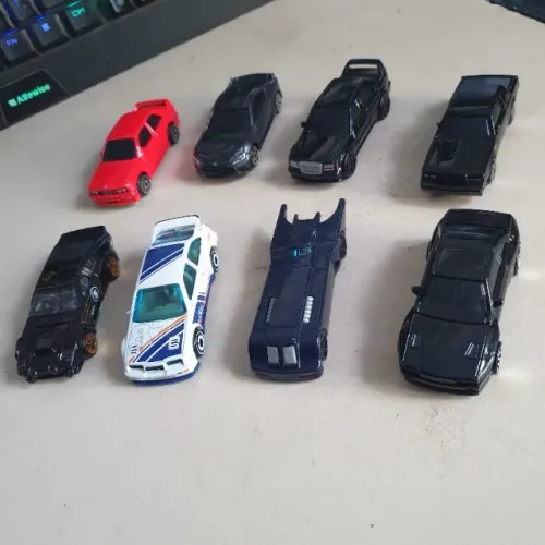 Lote de 8 carrinhos Hot Wheels e Maisto escala 1/64