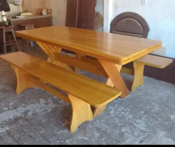 Mesa rústica com 2 bancos em madeira maciça 