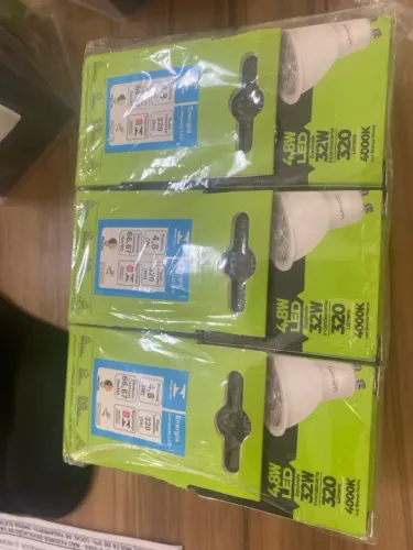 Lâmpada Led neutra e spot preto 