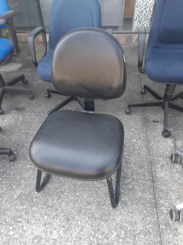 Cadeira fixa de escritório preta curvin em ótimo estado 