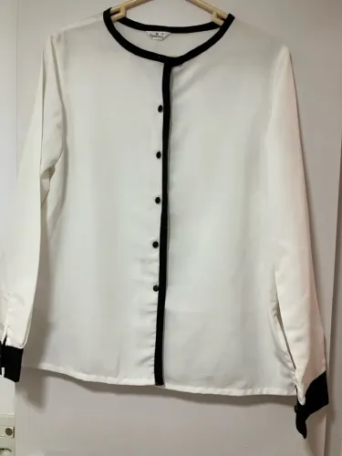 Camisa branca e botões forrados.