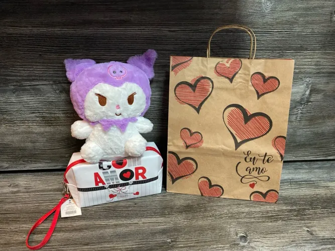 Dia dos Namorados - Kit Kuromi: Pelúcia, Necessaire e Sacola Decorativa