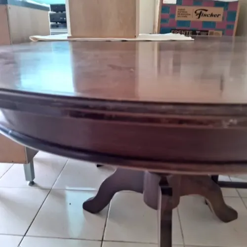 Mesa oval em madeira maciça com 8 cadeiras estofadas